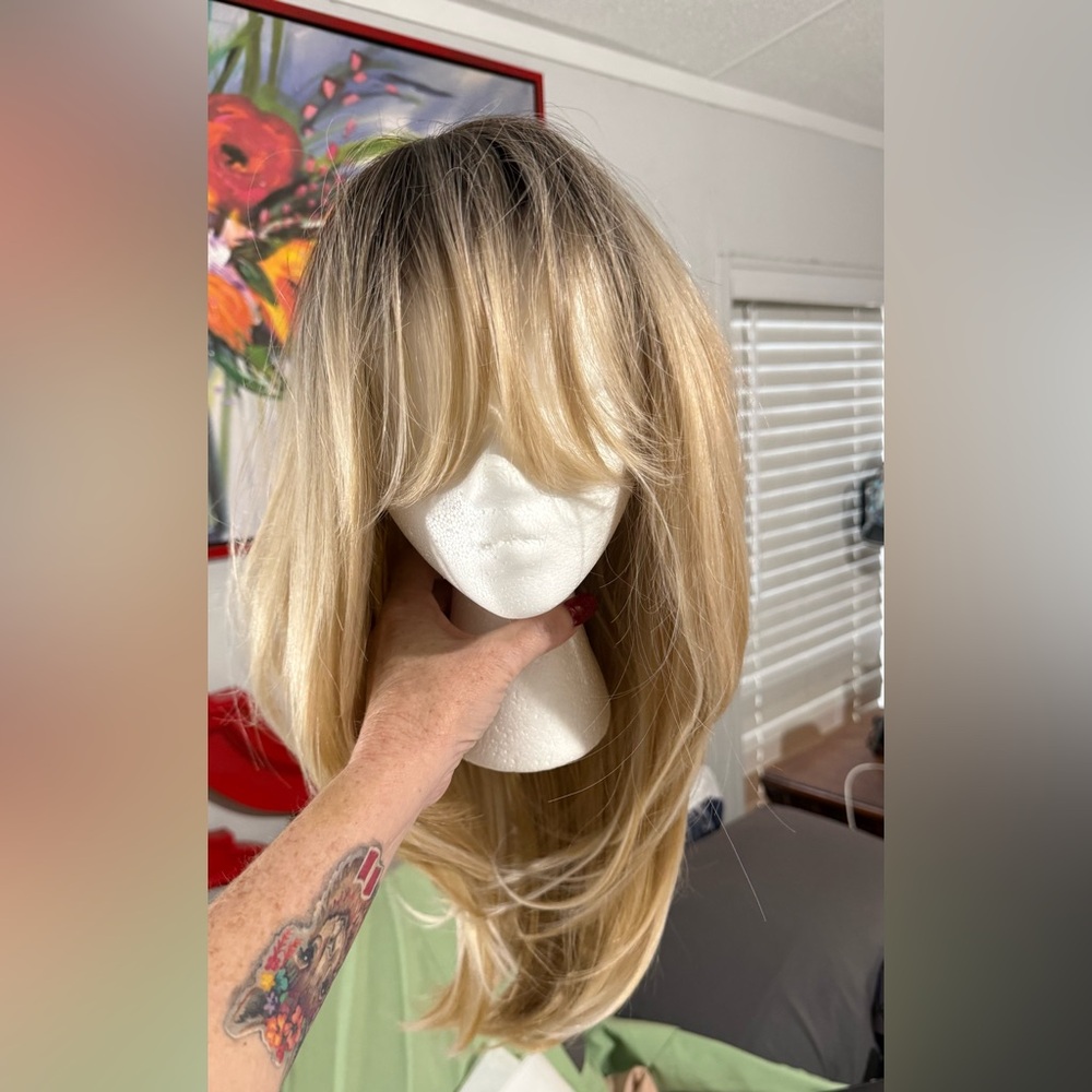 Blonde long layered wig with curtain bangs. - Picture 2 of 11